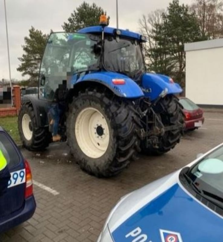 Skończył się alkohol. Pojechał po niego... traktorem - fot. dolnoslaska.policja.gov.pl