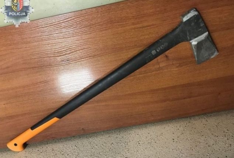 W Wigilię siekierą demolował auta, a później zaatakował policjantów. Grozi mu 10 lat - fot. policja