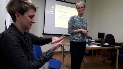 "Niewidomi kochają oglądać filmy, głusi - chodzić na koncerty". Oni im w tym pomagają
