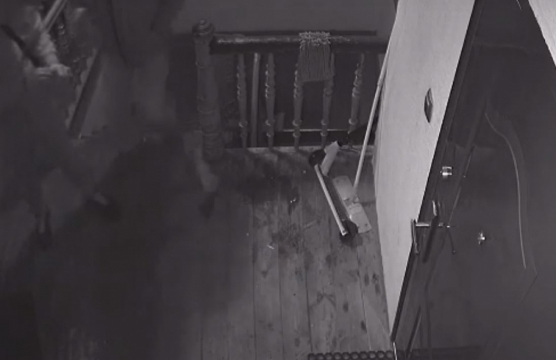 Niemcza: Policja poszukuje mężczyzn, którzy podpalili drzwi do mieszkania  - Fot. Policja