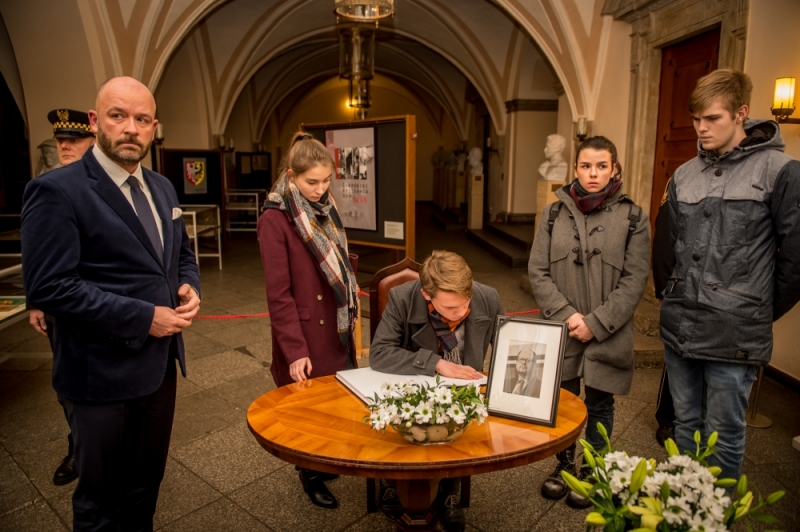 Prezydent i wrocławianie wpisują się do księgi kondolencyjnej - fot. Andrzej Owczarek