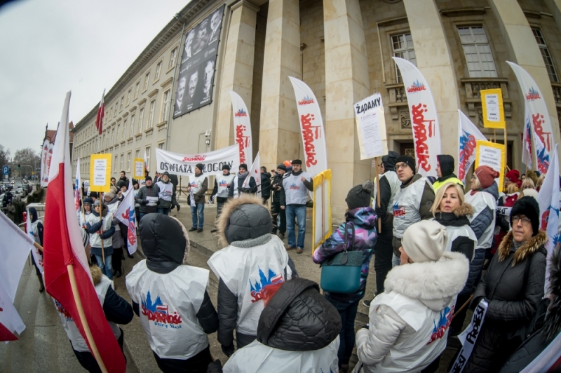 Nauczyciele protestowali przed Urzędem Wojewódzkim  - fot. Andrzej Owczarek