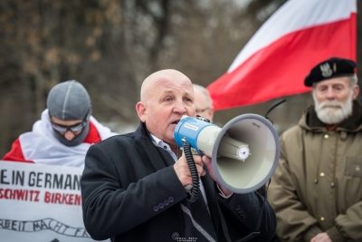Piotr Rybak z narodowcami w Oświęcimiu. Jest komentarz MSWiA
