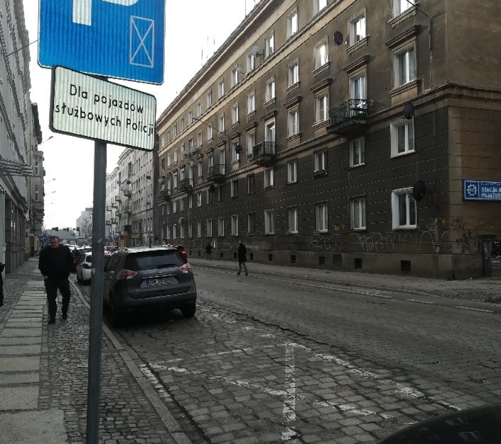 Policja odda miejsce parkingowe przy Stawowej we Wrocławiu  - fot. Celina Marchewka