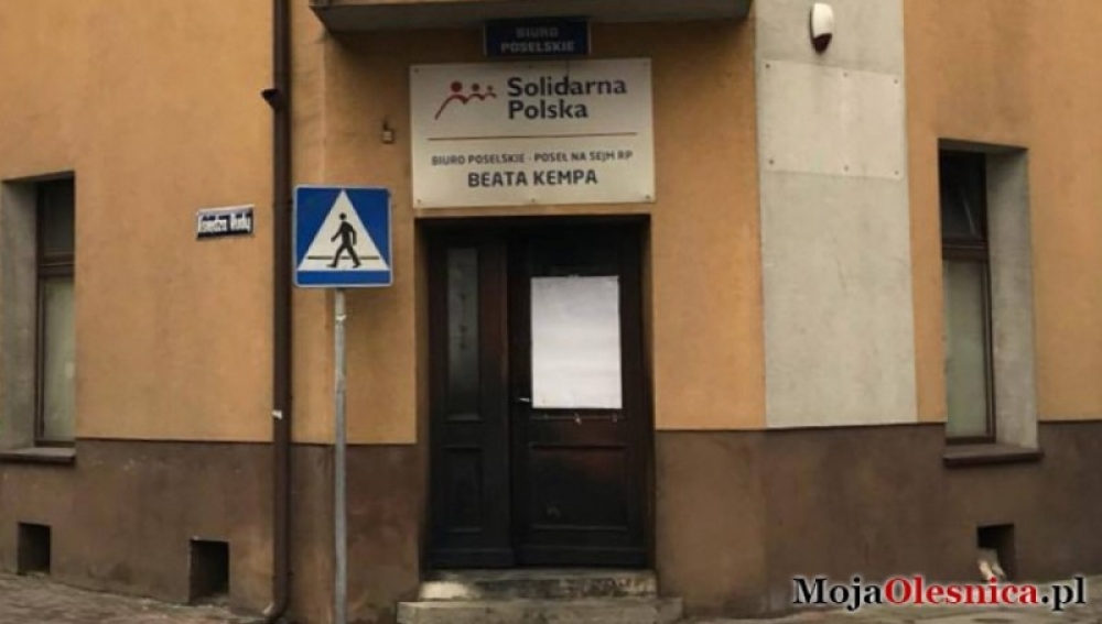 Próbował podpalić biuro poselskie Beaty Kempy, teraz wyjdzie na wolność [POSŁUCHAJ] - fot. mojaolesnica.pl