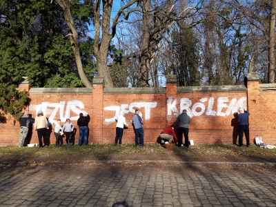 Wrocławianie usunęli graffiti z muru cmentarza [ZDJĘCIA] - 0