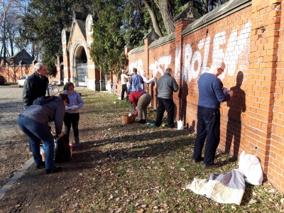 Wrocławianie usunęli graffiti z muru cmentarza [ZDJĘCIA] - 3