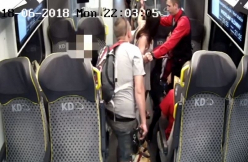 Pobiła konduktorów w pociągu, a teraz spotka ją kara [ZOBACZ] - fot. screen z monitoringu