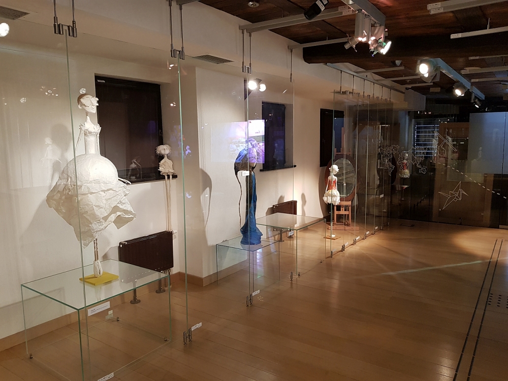 Papierowe lalki opanowały Muzeum Papiernictwa w Dusznikach Zdroju [FOTO] - fot. Bartosz Szarafin