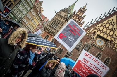 "Nic o nas bez nas!" We Wrocławiu protestowali pracownicy sądów - 7