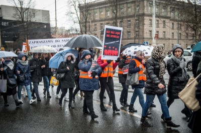 "Nic o nas bez nas!" We Wrocławiu protestowali pracownicy sądów - 1