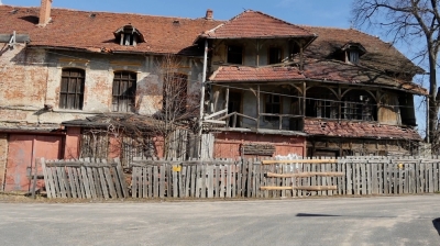 Nie chcemy tej rudery! Mieszkańcy domagają się rozbi&oacute;rki dawnego ratusza
