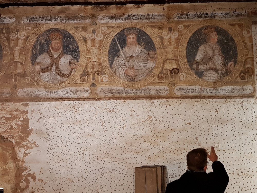 Chcieli wyremontować dach, a trafili na malowidła sprzed 500 lat! - fot. Bartosz Szarafin