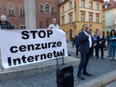 Janusz Korwin-Mikke we Wrocławiu. Protestował przeciwko Acta 2.0. [FOTO] - 1