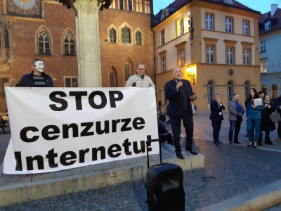 Janusz Korwin-Mikke we Wrocławiu. Protestował przeciwko Acta 2.0. [FOTO]