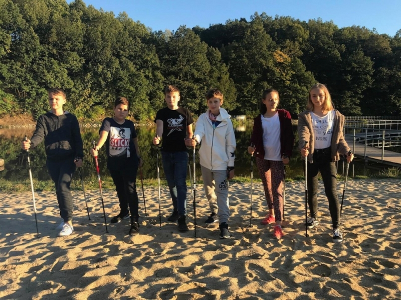 Złotoryja: Chcą wymienić telefony na kijki  - fot. Paulina Ruta