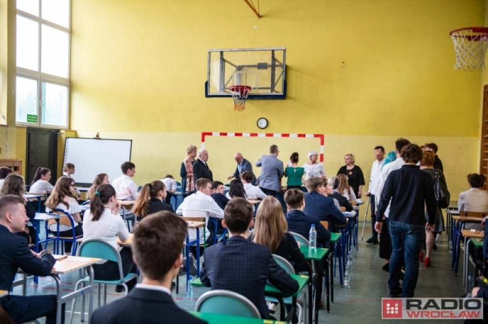Członkowie komisji egzaminacyjnych na teście gimnazjalnym we Wrocławiu dostaną wynagrodzenie - fot. Andrzej Owczarek