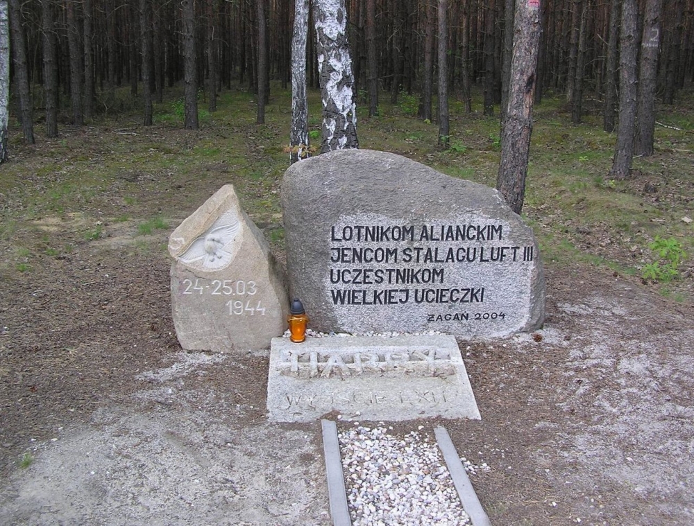 Legnica: Będzie tablica pamiątkowa poświęcona oficerom, którzy uciekli ze Stalagu - Pamiątkowy kamień w miejscu byłego obozu; fot. vorwerk/wikimedia commons