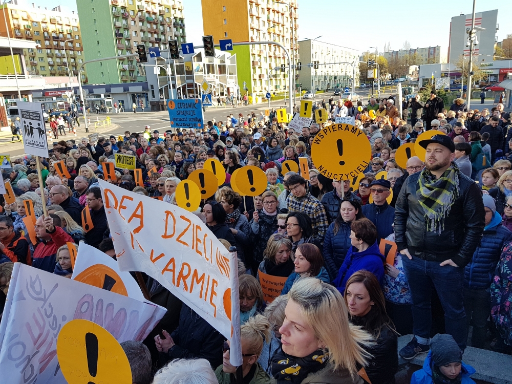 Wałbrzych: Mieszkańcy zebrali się, by poprzeć strajkujących nauczycieli  - Fot. Bartosz Szarafin