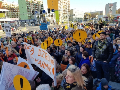 Wałbrzych: Mieszkańcy zebrali się, by poprzeć strajkujących nauczycieli