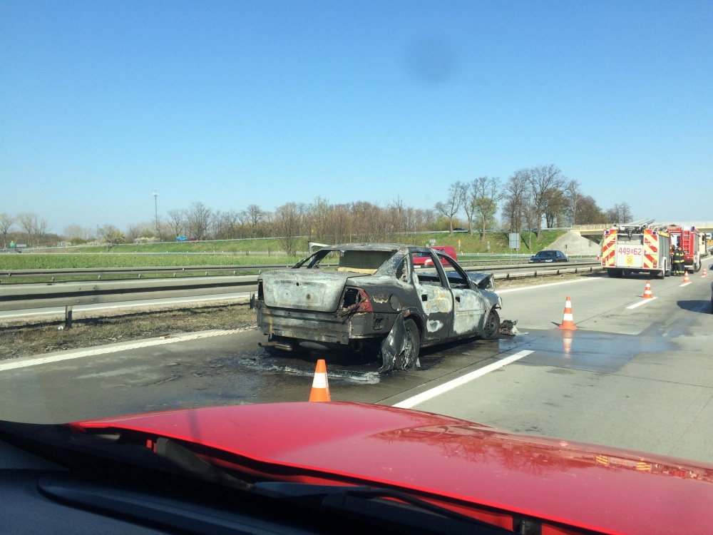 Utrudnienia na autostradzie A4. Spłonął samochód [FOTO] - zdjęcie przysłane przez Słuchacza