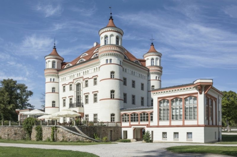 Pałace w Kotlinie Jeleniogórskiej w święta będą rozbrzmiewać instrumentami i wspaniałymi głosami - Pałac w Wojanowie (fot. Wikipedia)