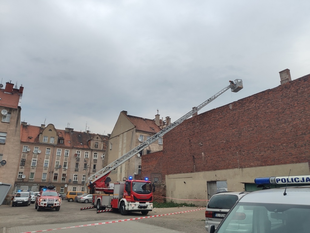 Legnica: Zawalił się dach sali przedwojennego Variete na Zakaczawiu - fot. Karolina Kurczab