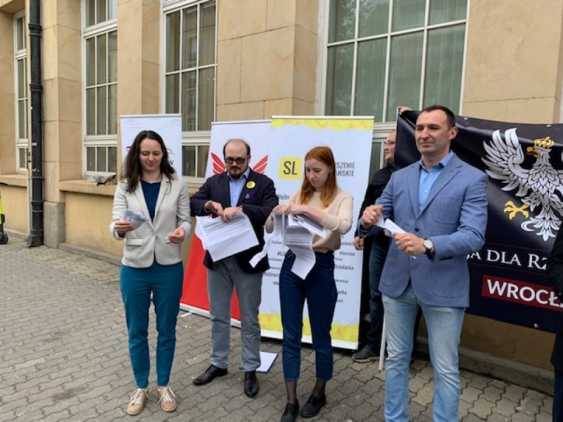 Wrocław: Podarli PIT-y przed urzędem skarbowym - fot. Piotr Osowicz