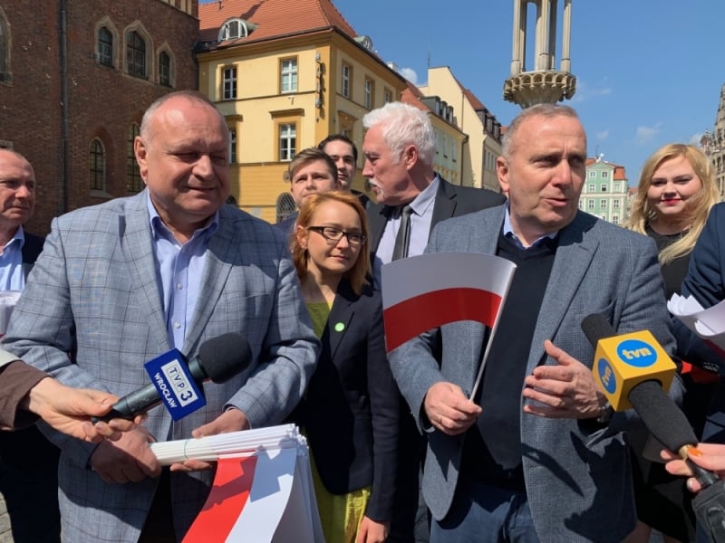 Wrocław: Politycy Koalicji Europejskiej rozdawali flagi Polski  - Fot: M. Gadawa