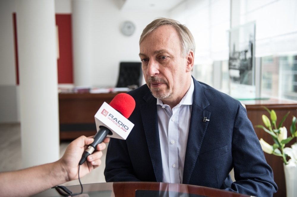 Bogdan Zdrojewski rozmawia ze współpracownikami Donalda Tuska - fot. archiwum radiowroclaw.pl