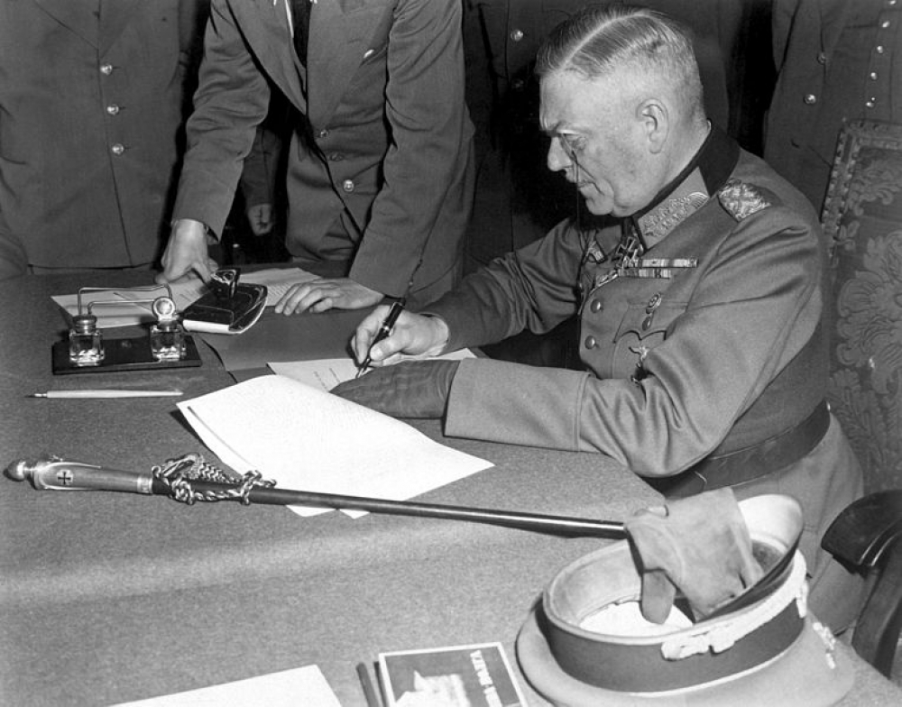 Dźwiękowa historia: Dzień Zwycięstwa [POSŁUCHAJ] - Wilhelm Keitel podpisuje bezwarunkową kapitulację III Rzeszy, Berlin 8 maja 1945 r. Fot. domena publiczna