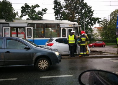 Osob&oacute;wka zderzyła się z tramwajem [ZOBACZ]