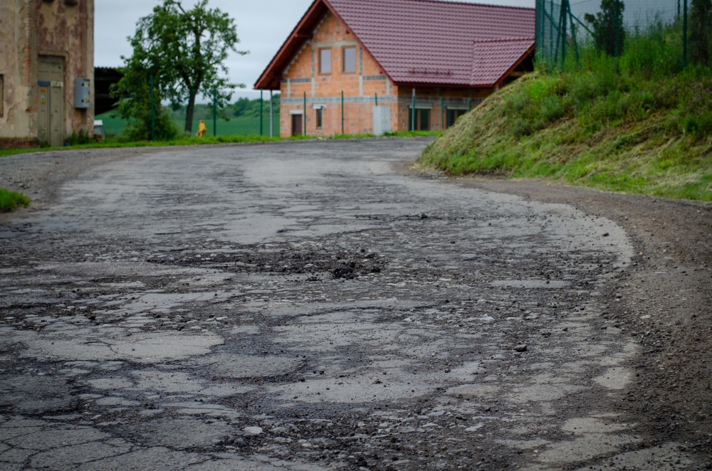 Dziura na dziurze - tak wygląda objazd remontowanego mostu - fot. Elżbieta Osowicz