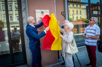Z okazji 30 rocznicy pierwszych częściowo wolnych wyborów w powojennej Polsce odsłonięto pamiątkową tablicę - 0