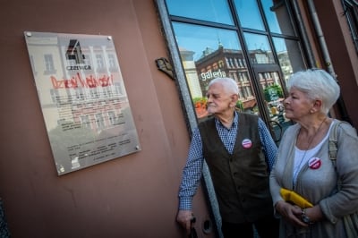 Z okazji 30 rocznicy pierwszych częściowo wolnych wybor&oacute;w w powojennej Polsce odsłonięto pamiątkową tablicę