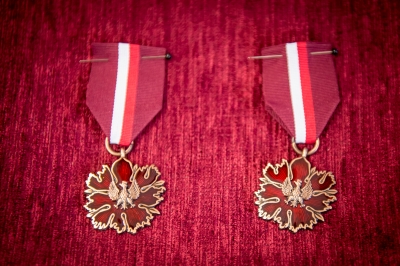 Kustosz Muzeum Narodowego Jacek Witecki i ks. Paweł Cembrowicz z medalami Gloria Artis - 0