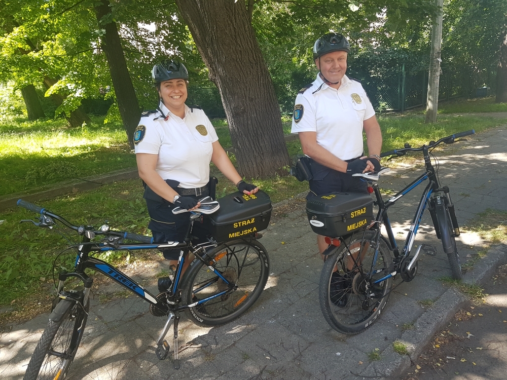Legnica: Strażnicy miejscy przesiedli się na rowery - fot. Karolina Kurczab
