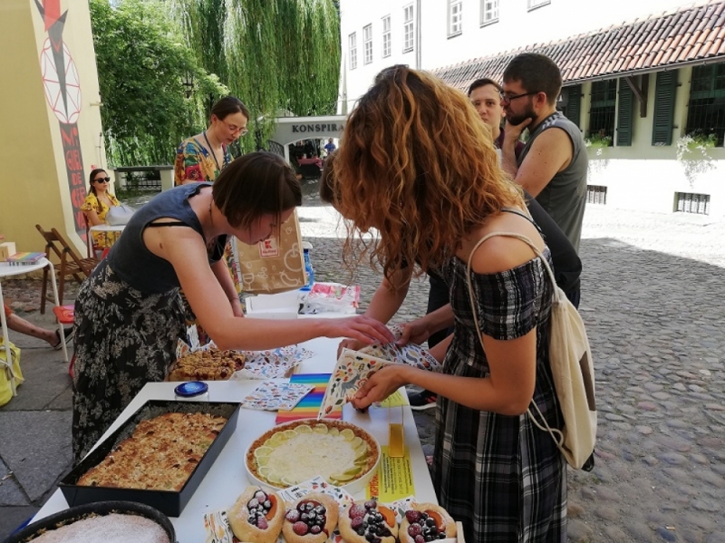 Wrocław: Słodkie wsparcie dla strajkujących nauczycieli - Fot: B. Makowska