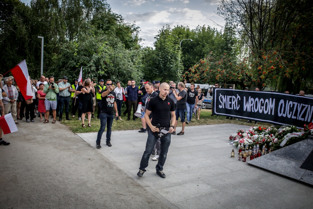 Wrocław: Wieczorny marsz upamiętniający ofiary rzezi wołyńskiej rozwiązany [ZDJĘCIA] - fot. Andrzej Owczarek