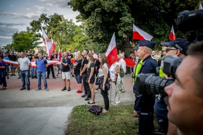 Wrocław: Wieczorny marsz upamiętniający ofiary rzezi wołyńskiej rozwiązany [ZDJĘCIA] - 12