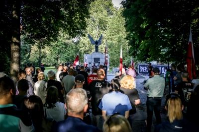 Wrocław: Wieczorny marsz upamiętniający ofiary rzezi wołyńskiej rozwiązany [ZDJĘCIA] - 3