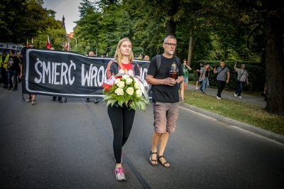 Wrocław: Wieczorny marsz upamiętniający ofiary rzezi wołyńskiej rozwiązany [ZDJĘCIA] - 6