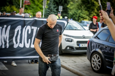 Wrocław: Wieczorny marsz upamiętniający ofiary rzezi wołyńskiej rozwiązany [ZDJĘCIA] - 7