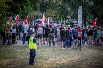 Wrocław: Wieczorny marsz upamiętniający ofiary rzezi wołyńskiej rozwiązany [ZDJĘCIA] - 8