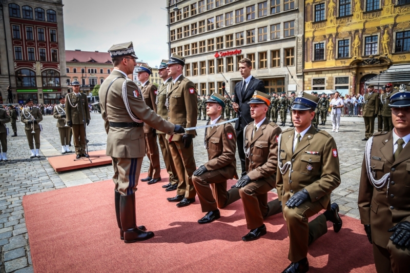 Oto nowi oficerowie. Ceremonia odbyła się na wrocławskim Rynku [ZDJĘCIA] - fot. Andrzej Owczarek
