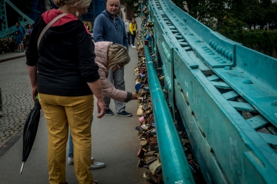 Rozpoczęto remont Mostu Tumskiego. Znikają symbole miłości [ZDJĘCIA] - 16