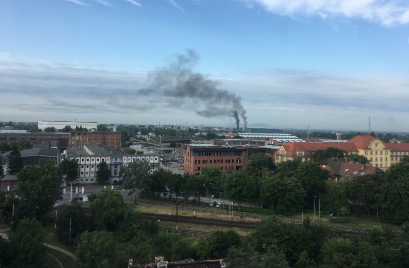 Słupy dymu nad miastem. Pożar w zachodniej części Wrocławia - fot. Radio Wrocław