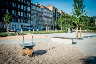 Wrocław: Place zabaw w pełnym słońcu. Pom&oacute;c mają żagle zacieniające