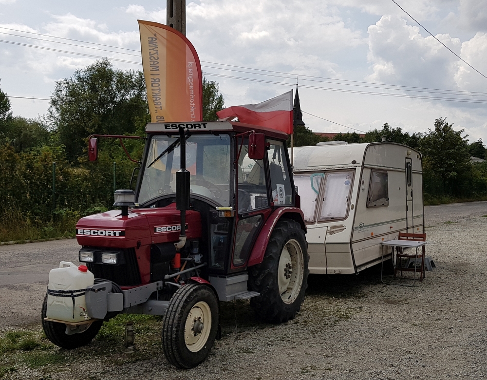 Jadą przez całą Polskę na...traktorach. Promują swoją imprezę - fot. Bartosz Szarafin