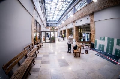Robotnicy znikają z korytarzy Centrum Medycznego Dobrzyńska we Wrocławiu